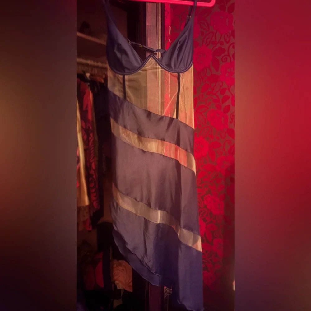 God Save Queens Scarlet Dress - Picture 4 of 6